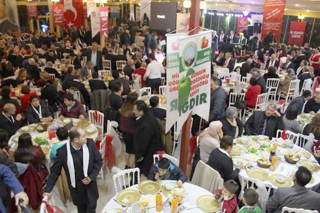 Siyasilerden CHP Genel Başkan Yardımcısı Öztürk Yılmaz, çok sayıda il yöneticisi ve ilçe başkanının katıldığı geceye AK Parti ve MHP’den il ve ilçe yöneticileri düzeyinde katılım gerçekleşti.
