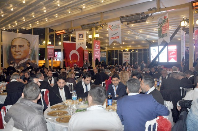 İstanbul'un her köşesinden gelenlerin katılımı beklenenden fazla olunca davetliler salona sığmadı.