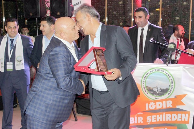 YÖNETİM VE SPONSORLARA PLAKET VERİLDİ