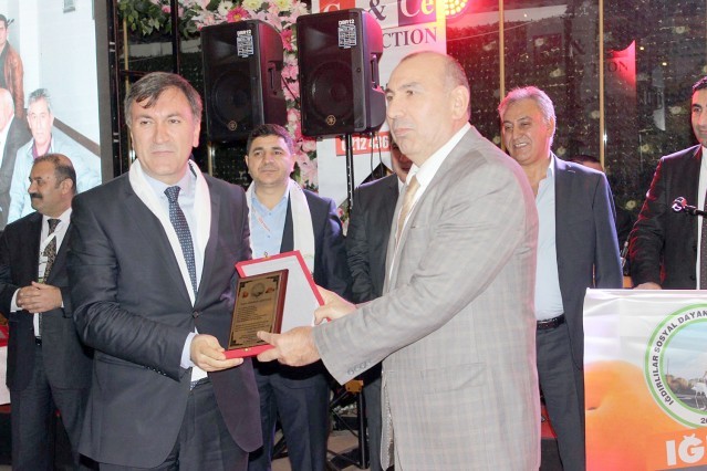 YÖNETİM VE SPONSORLARA PLAKET VERİLDİ