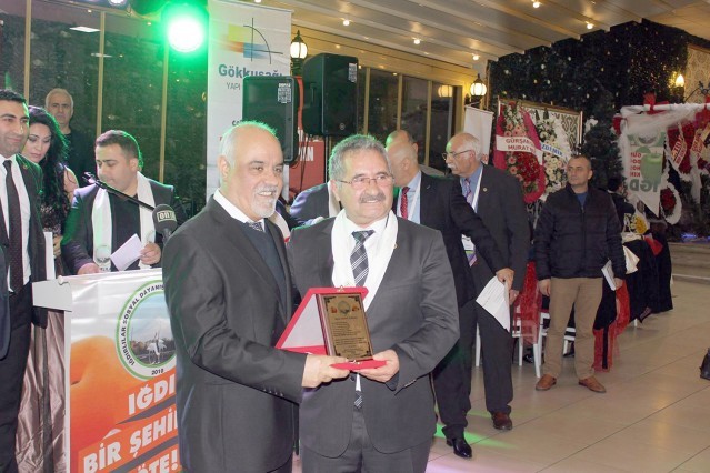 YÖNETİM VE SPONSORLARA PLAKET VERİLDİ