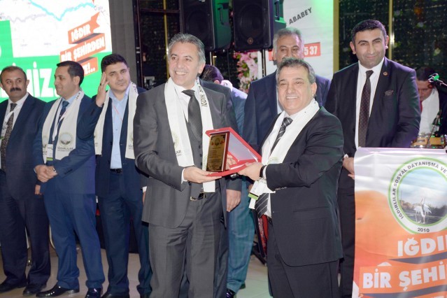 YÖNETİM VE SPONSORLARA PLAKET VERİLDİ