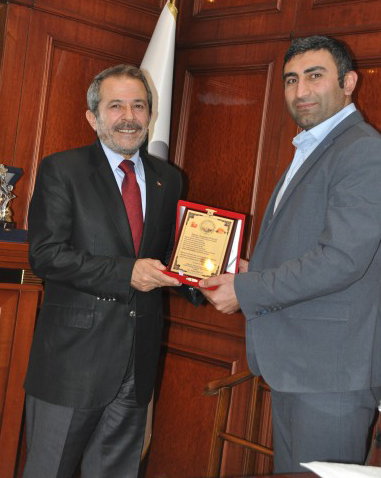 YÖNETİM VE SPONSORLARA PLAKET VERİLDİ

Özdemir POLAT