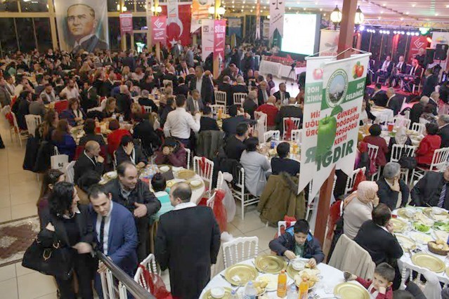 Yoğunluktan salonda yer bulamayan bazı davetliler, çareyi gecenin ‘dayanışma’ ruhuna uygun olarak masalara dönüşümlü oturmakta buldu.