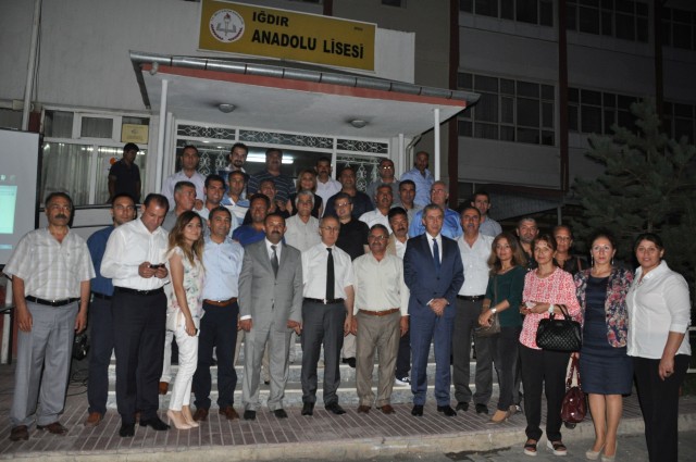 Iğdır OSB'de hizmet veren Gökkuşağı Yapı Malzemeleri Fabrikası’nı da ziyaret eden Dernek yönetimini, fabrika sahibi Cemal Avcı tarafından samimi duygularla karşıladı. Aynı zamanda Iğdırlılar Iğdırlılar Sosyal Dayanışma ve Kültür Derneği Yönetim Kurulu Üyesi de olan Avcı, arkadaşlarını fabrikasında gezdirerek, çalışmalar hakkında bilgi verdi. Iğdır'a yaklaşık 10 milyon Avro yatırım yaptığını söyleyen Avcı şöyle konuştu: “Ancak ne hikmetse devletin bize sunması gereken suyu dahi paramızla alamıyoruz. Oysa bizim üretimimiz suyla olmaktadır ve en büyük sıkıntımız su ulaşım ve elamandır. ‘Bölgede işsizlik var’ diyen yalan söyler. Benim ve bölgede hizmet veren diğer fabrikaların en önemli sorunlarından biri yetişmiş veya yetiştirilecek elaman olmamasıdır. Elaman bulmakta büyük sıkıntı yaşamaktayız. Gökkuşağı olarak üretim kalem sayısını birden 7'ye çıkardık. Biraz daha devlet veya yerel yönetim desteği gelse, hem üretilen kalem sayısını hem de istihdamı artırırız. Ancak şunu samimiyetle söylemek istiyorum ki tüm zorluklara rağmen yatırım yaptığım için pişman değilim, tüm Iğdırlılara da öneririm” dedi Şükrem Aras'ın elinden mangal keyfi