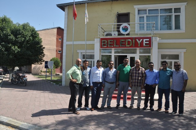 Dernek Başkanı Av. Sinan Bayat başkanlığındaki Iğdırlılar Derneği heyetini makamında kabul eden Iğdır Valisi Davut Haner, İstanbul'da böylesi önemli bir derneğin varlığından duyduğu memnuniyeti ifade etti. Ziyaret sırasında sivil toplum veya sivil örgütlenme adına Iğdırlıların Türkiye ortalamasında istenilen yerde olmadığını söyleyen Vali Haner, "Bu temelde sizlerin, İstanbul metropolinde böylesi bir birliktelik meydana getirerek tüm Iğdır'ı kapsayacak şekilde buraya kadar taşımanız beni mutlu etti" dedi. "Iğdır'daki radyasyon tehlikesi İstanbul'dan az" Iğdırlıların korkulu rüyası olan Ermenis'tanın Başkenti Erivan'daki Metsamor Nükleer Santrali'yle ilgili düşüncelerini de ifafde eden Vali Haner, santralin bölge halkı için şimdilik bir tehlike oluşturmadığını belirtti. Vali Haner, Dernek Başkanı Sinan Bayat'ın, "Metsamor, "Aralık'tan gözle görünür mesafede ve olası bir tehlikenin yanı sıra, bölge halkı yaşanılan bazı olumsuzlukları, Metsamor'a bağlamaktadır. Burayla ilgili bir radyasyon ölçümü yapıldı mı?" sorusuna ise, Vali Haner şu cevabı verdi: "Kısa süre önce konunun uzmanları geldi, gerekli incelemeleri yaptı. Yapılan inceleme sonrası hazırlanan rapor bizlere de verildi ve görülmektedir ki Iğdır'daki radyasyon oranı İstanbul'dan çok daha az. Çünkü İstanbul'daki Baz istasyonlarının yaydığı radyasyon buradan daha fazla değerlere ulaşmış durumda. Bu koşullarda Iğdır'da bir tehlike yoktur, vatandaşlarımızın içi rahat olsun. " Vali Yardımcısı Mevlüt Özmen: "Sizleri yanımızda görmekten mutluluk duyarız"