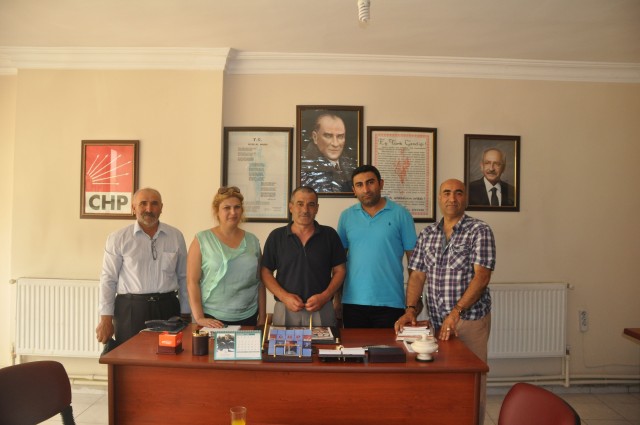 Iğdırlılar Derneği Yönetim Kurulu Üyesi ve aynı zamanda İstanbul Azerbaycanlılar Derneği Başkanı Sefer Karakoyunlu'nun ilçesi olan Karakoyunlu da ziyaret zincirinde yer aldı. Dernek heyetini ise Belediye Başkanı Kurban Kaya açık havada verdiği kahvaltıyla ağırladı.Karakoyunlu'nun daha çok hizmete ihtiyacının olduğunu ancak belediye olarak ekonomik imkanlarının buna imkan vermediğini söyleyen Başkan Kaya, “Ben başkan seçileli çok az bir zaman oldu. İleriki süreçte gerek hükümetten gerekse hemşehrilerimden buraya destek alacağımdan kuşkum yok. Benim şu an itibariyla tek düşüncem Karakoyunlu’ya daha iyi hizmeti nasıl yaparızdır” diye konuştu. Aralık Belediye Başkanı Bayram Teksay’dan yakın ilgi