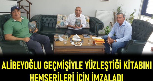 Alibeyoğlu geçmişiyle yüzleştiği kitabını hemşerileri için imzaladı