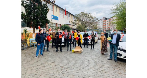 Çocuklara Türk Bayrağı ve Kitap Dağıtılıyor