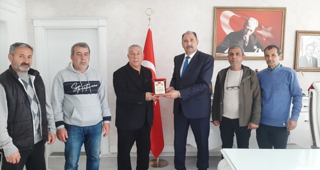 Eğitim gönüllüsü müdür onurlandırıldı