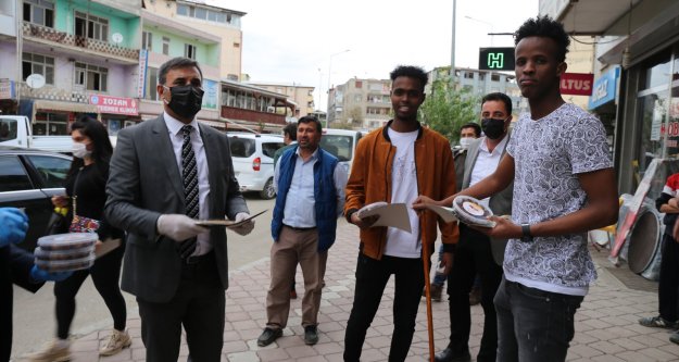 Iğdır Belediyesi Ramazan Ayı dolayısıyla Vatandaşlara Hurma ikram etti.