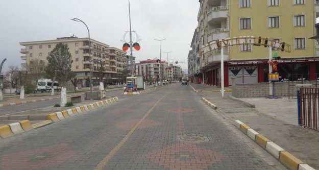 Iğdır Vali Yolu Caddesi boş insanlar kurallara uyuyor