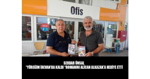 Serdar ünsal romanını hediye etti