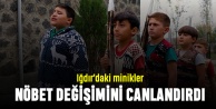 Iğdır'daki minikler nöbet değişimini canlandırdı