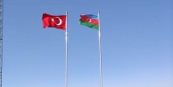 Azerbeycan bayrakları ermenistan dan görünüyor