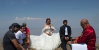 Dağcı çift, Tekelti Dağı'nın zirvesinde evlendi
