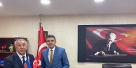 SERDAR ÜNSAL 'SOYKIRIM VE YÜREĞİM İREVAN'DA KALDI 'ROMANINI IĞDIR CUMHURİYET BAŞSAVCISINA HEDİYE ETTİ.