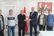 Eğitim gönüllüsü müdür onurlandırıldı