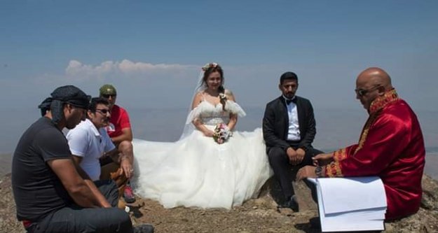 Dağcı çift, Tekelti Dağı'nın zirvesinde evlendi