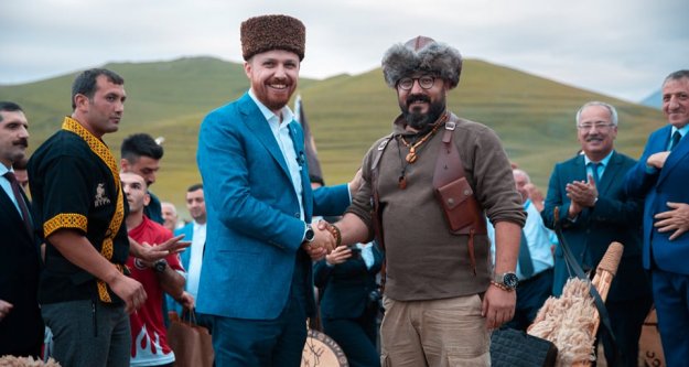 ERDOĞAN AZERBAYCANIN MEŞHUR 'ÇÖLDE YAŞAM ÖĞÜTLERİ”  TV PROGRAMINA KATILDI