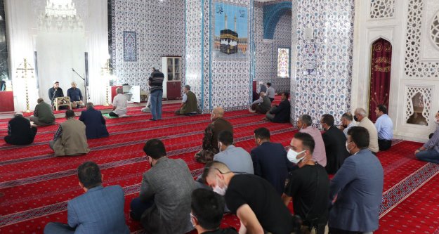 Iğdır'da 13 şehit polis için Hacı Hacer Yusuf Camisi'nde kuran-ı kerim okutuldu